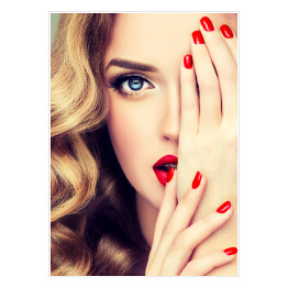 Plakat samoprzylepny Piękna blondynka z długimi kręconymi włosami, czerwonymi ustami i paznokciami
