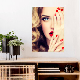 Plakat Piękna blondynka z długimi kręconymi włosami, czerwonymi ustami i paznokciami