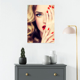 Plakat samoprzylepny Piękna blondynka z długimi kręconymi włosami, czerwonymi ustami i paznokciami