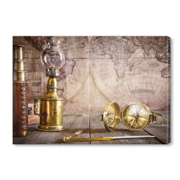 Lampa, kompas na drewnianym stole na tle mapy