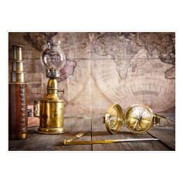 Plakat Lampa, kompas na drewnianym stole na tle mapy