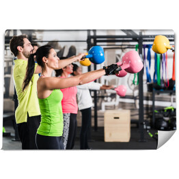 Funkcjonalny trening fitness na siłowni z kettlebell