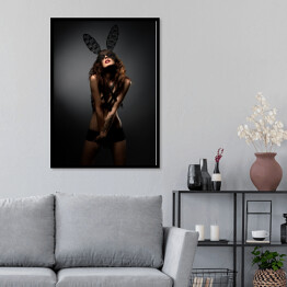 Plakat w ramie Modelka pozująca w masce z uszami królika