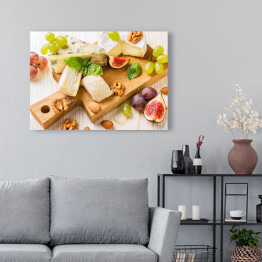 Obraz na płótnie Talerz serowy z figami, winogronami i orzechami
