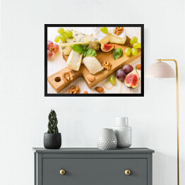 Obraz w ramie Talerz serowy z figami, winogronami i orzechami
