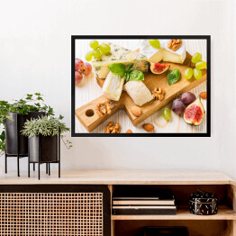 Obraz w ramie Talerz serowy z figami, winogronami i orzechami