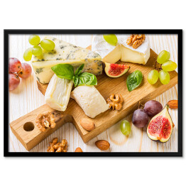 Plakat w ramie Talerz serowy z figami, winogronami i orzechami