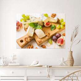 Plakat samoprzylepny Talerz serowy z figami, winogronami i orzechami