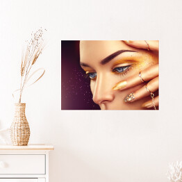 Plakat Piękna kobieta ze złotym makijażem na ciemnym tle
