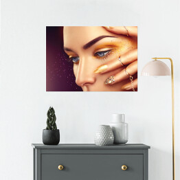 Plakat samoprzylepny Piękna kobieta ze złotym makijażem na ciemnym tle