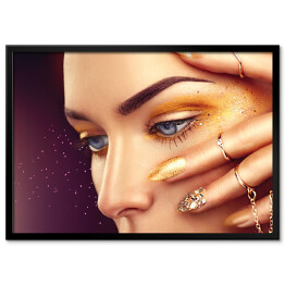 Plakat w ramie Piękna kobieta ze złotym makijażem na ciemnym tle