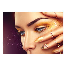 Plakat Piękna kobieta ze złotym makijażem na ciemnym tle