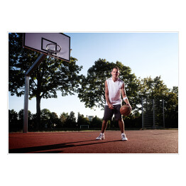 Plakat Wysoki koszykarz z piłką w parku