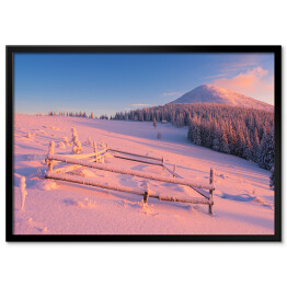 Plakat w ramie Zimowy świt w górskiej wiosce