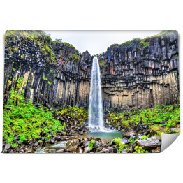 Fototapeta Widok na wodospad pośród skał, Islandia