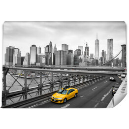Żółta taksówka na tle mostu brooklińskiego