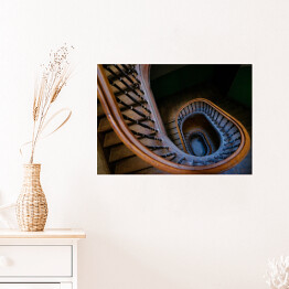 Plakat Piękne stare drewniane ślimakowate schody w niebieskim świetle