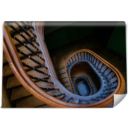 Fototapeta winylowa zmywalna Piękne stare drewniane ślimakowate schody w niebieskim świetle