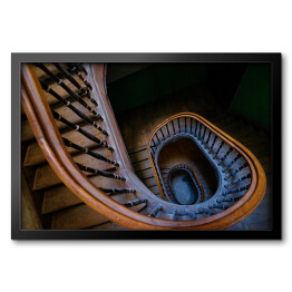 Obraz w ramie Piękne stare drewniane ślimakowate schody w niebieskim świetle