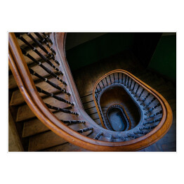 Plakat samoprzylepny Piękne stare drewniane ślimakowate schody w niebieskim świetle