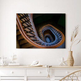 Obraz na płótnie Piękne stare drewniane ślimakowate schody w niebieskim świetle