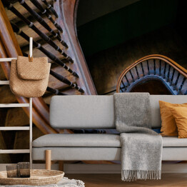 Fototapeta samoprzylepna Piękne stare drewniane ślimakowate schody w niebieskim świetle
