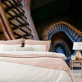 Fototapeta winylowa zmywalna Piękne stare drewniane ślimakowate schody w niebieskim świetle