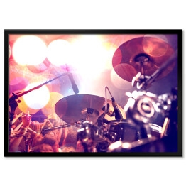 Plakat w ramie Perkusja i tłum na koncercie w blasku świateł