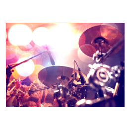 Plakat Perkusja i tłum na koncercie w blasku świateł