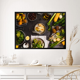 Obraz w ramie Zbiór zielonych warzyw i owoców na ciemnym stole