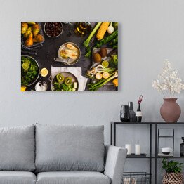 Obraz na płótnie Zbiór zielonych warzyw i owoców na ciemnym stole