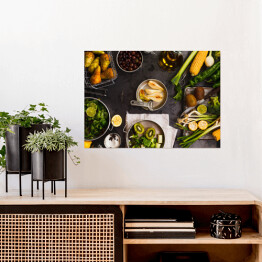 Plakat samoprzylepny Zbiór zielonych warzyw i owoców na ciemnym stole