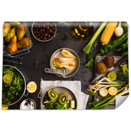 Fototapeta winylowa zmywalna Zbiór zielonych warzyw i owoców na ciemnym stole