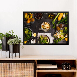 Obraz w ramie Zbiór zielonych warzyw i owoców na ciemnym stole