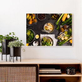 Obraz na płótnie Zbiór zielonych warzyw i owoców na ciemnym stole