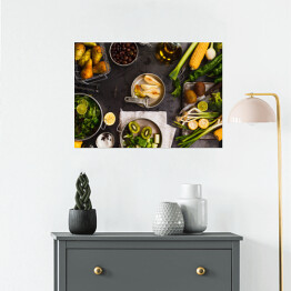 Plakat Zbiór zielonych warzyw i owoców na ciemnym stole