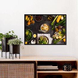 Plakat w ramie Zbiór zielonych warzyw i owoców na ciemnym stole