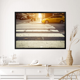 Obraz w ramie Przejście dla pieszych w Nowym Jorku z żółtą taksówką w oddali