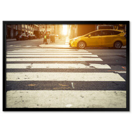 Plakat w ramie Przejście dla pieszych w Nowym Jorku z żółtą taksówką w oddali