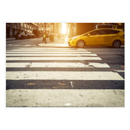 Plakat samoprzylepny Przejście dla pieszych w Nowym Jorku z żółtą taksówką w oddali