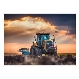 Plakat Traktor w polu podczas zachodu słońca