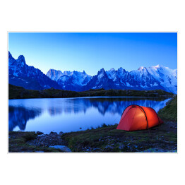Plakat samoprzylepny Czerwony namiot podczas wschodu słońca w górach blisko Chamonix, Francja