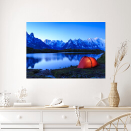 Plakat Czerwony namiot podczas wschodu słońca w górach blisko Chamonix, Francja