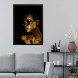 Obraz w ramie Młoda kobieta w czarno złotym artystycznym makijażu glamour