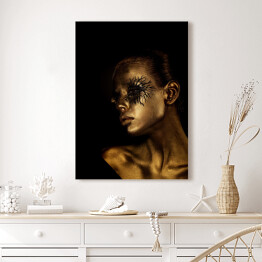 Obraz klasyczny Młoda kobieta w czarno złotym artystycznym makijażu glamour
