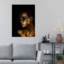 Plakat samoprzylepny Młoda kobieta w czarno złotym artystycznym makijażu glamour