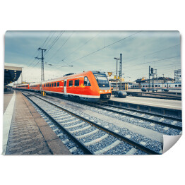 Fototapeta Piękna stacja kolejowa z czerwonym pociągiem
