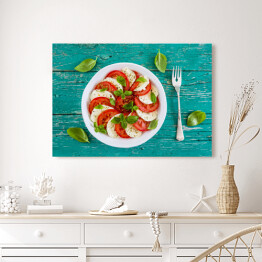 Obraz na płótnie Sałatki caprese z dojrzałych pomidorów i sera mozzarella ze świeżych liści bazylii