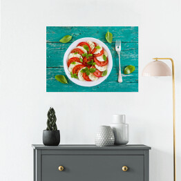 Plakat Sałatki caprese z dojrzałych pomidorów i sera mozzarella ze świeżych liści bazylii