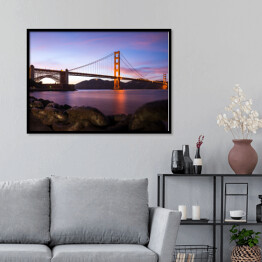 Plakat w ramie Golden Gate Bridge w San Francisco po zmierzchu